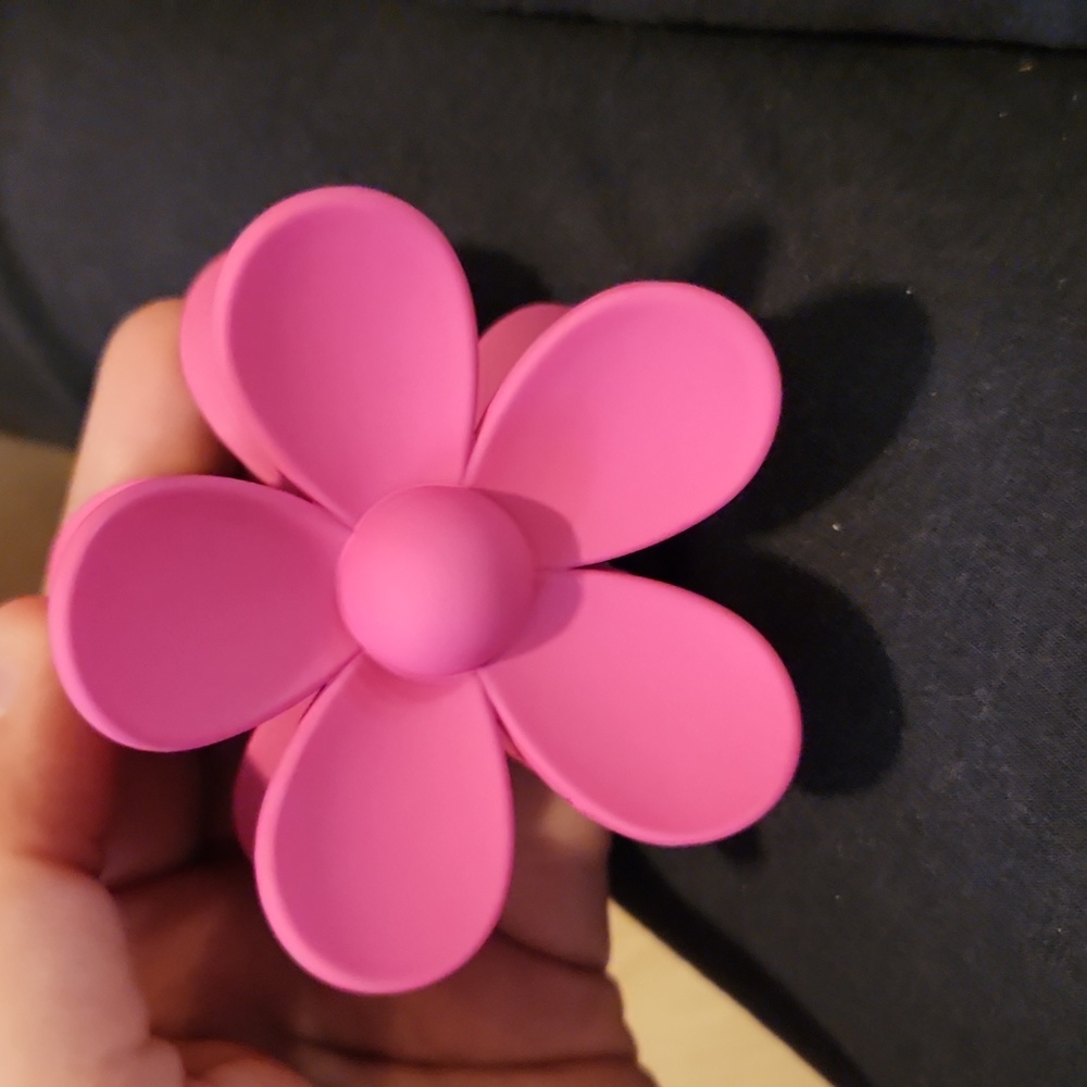 Pink flower hair clip - Picture 6 of 7